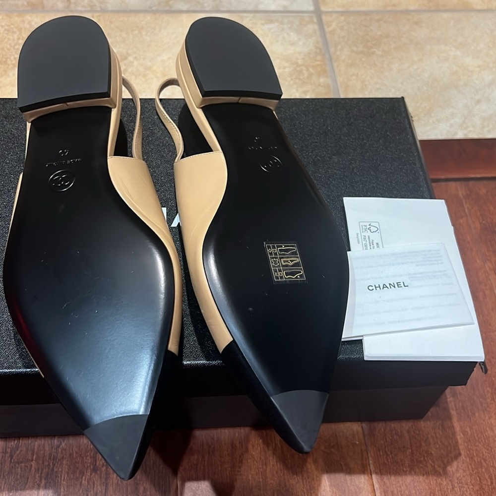 Chanel sling back flats size 40 fit is more for size 39 - Picture 3 of 3